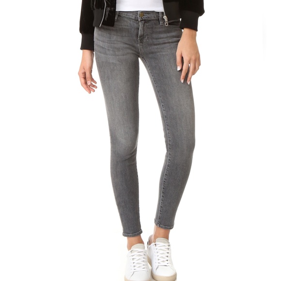 Frame Denim Denim - FRAME Le Skinny de Jeanne Jeans. Color: Chambers